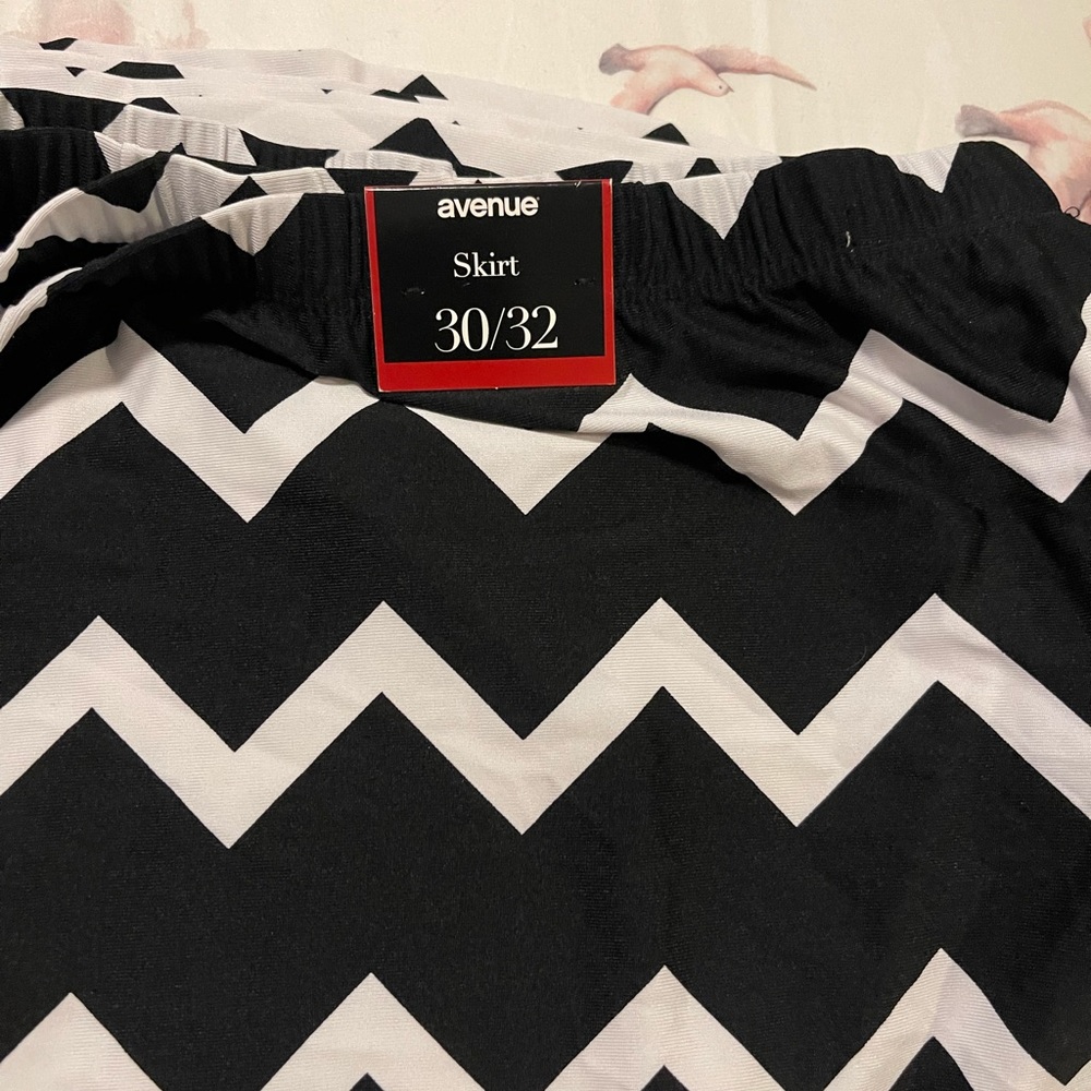 Avenue Black and White Chevron Zig Zag Skirt
